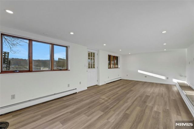 10 W Lake Drive, Wayne, NJ 07470