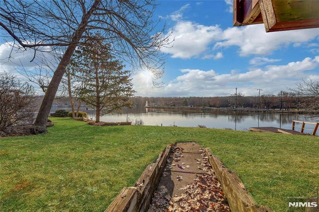 10 W Lake Drive, Wayne, NJ 07470