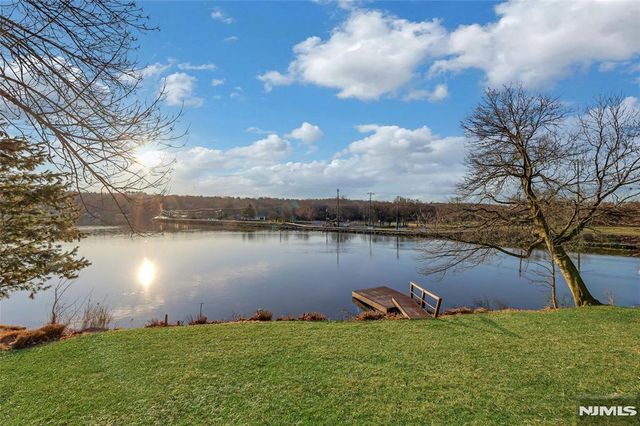 10 W Lake Drive, Wayne, NJ 07470