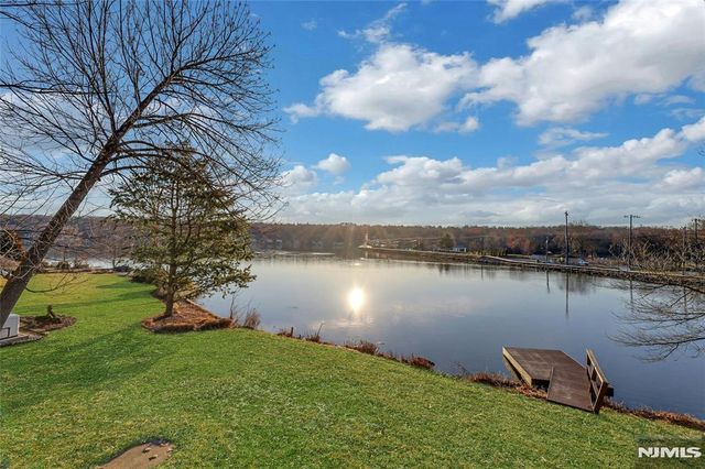 10 W Lake Drive, Wayne, NJ 07470