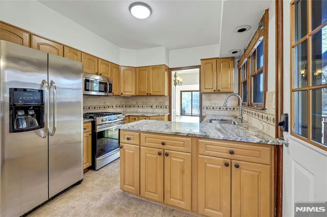 10 W Lake Drive, Wayne, NJ 07470