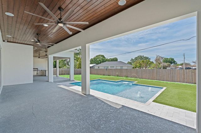 298 SW Statler Avenue, Port St. Lucie, FL 34984