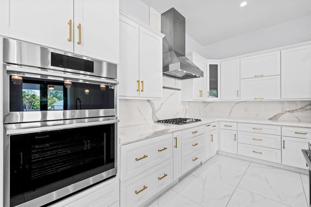298 SW Statler Avenue, Port St. Lucie, FL 34984