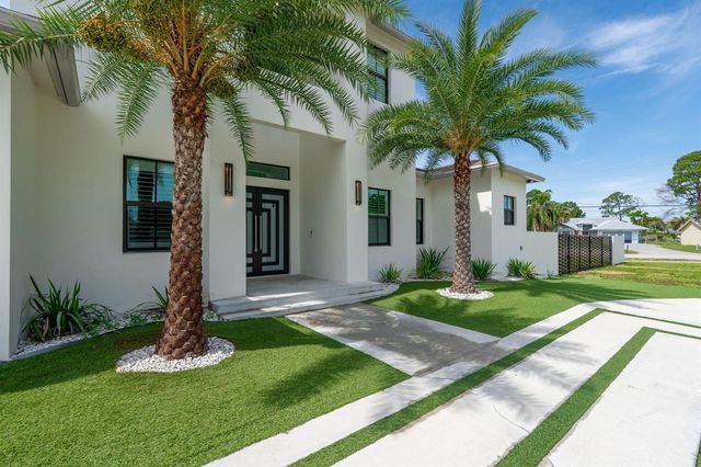 298 SW Statler Avenue, Port St. Lucie, FL 34984