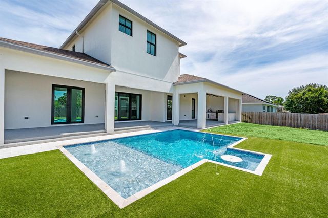 298 SW Statler Avenue, Port St. Lucie, FL 34984