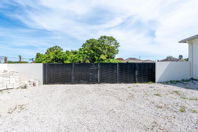298 SW Statler Avenue, Port St. Lucie, FL 34984