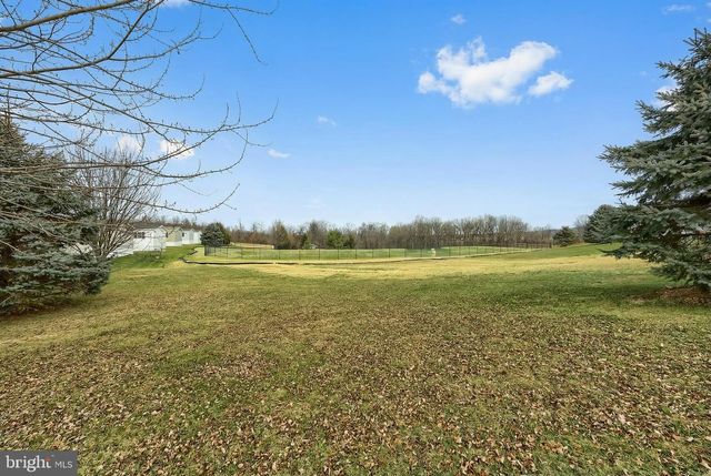 233 EAGLE DR, Hanover, PA 17331