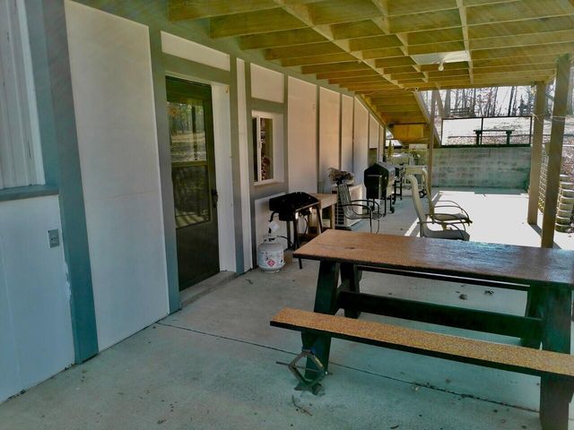 9101 E State Highway 90, Pineville, MO 64856