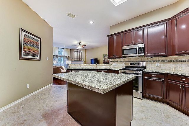 6 N Queenscliff Circle, The Woodlands, TX 77382