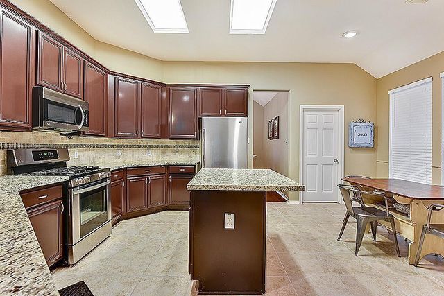 6 N Queenscliff Circle, The Woodlands, TX 77382