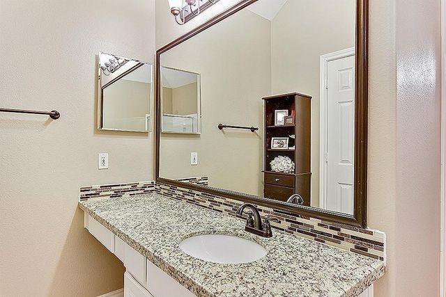 6 N Queenscliff Circle, The Woodlands, TX 77382