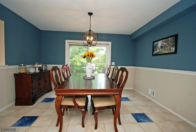 33 Iroquois Trl, Branchburg Twp., NJ 08876