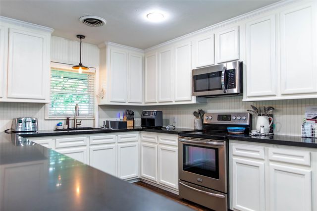 503 Maxine, East Bernard, TX 77435
