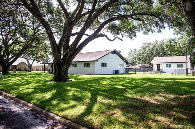 503 Maxine, East Bernard, TX 77435
