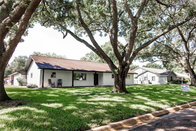 503 Maxine, East Bernard, TX 77435