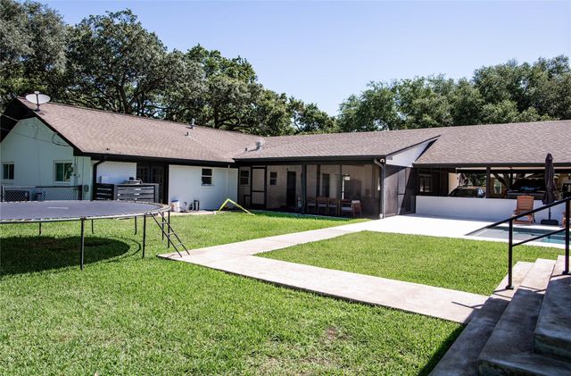 503 Maxine, East Bernard, TX 77435