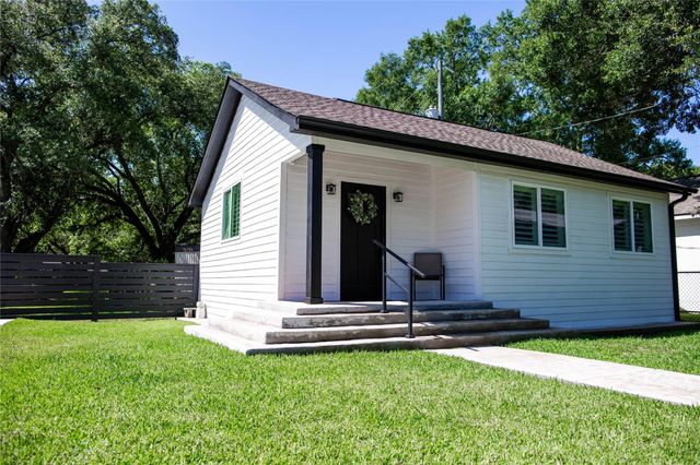 503 Maxine, East Bernard, TX 77435
