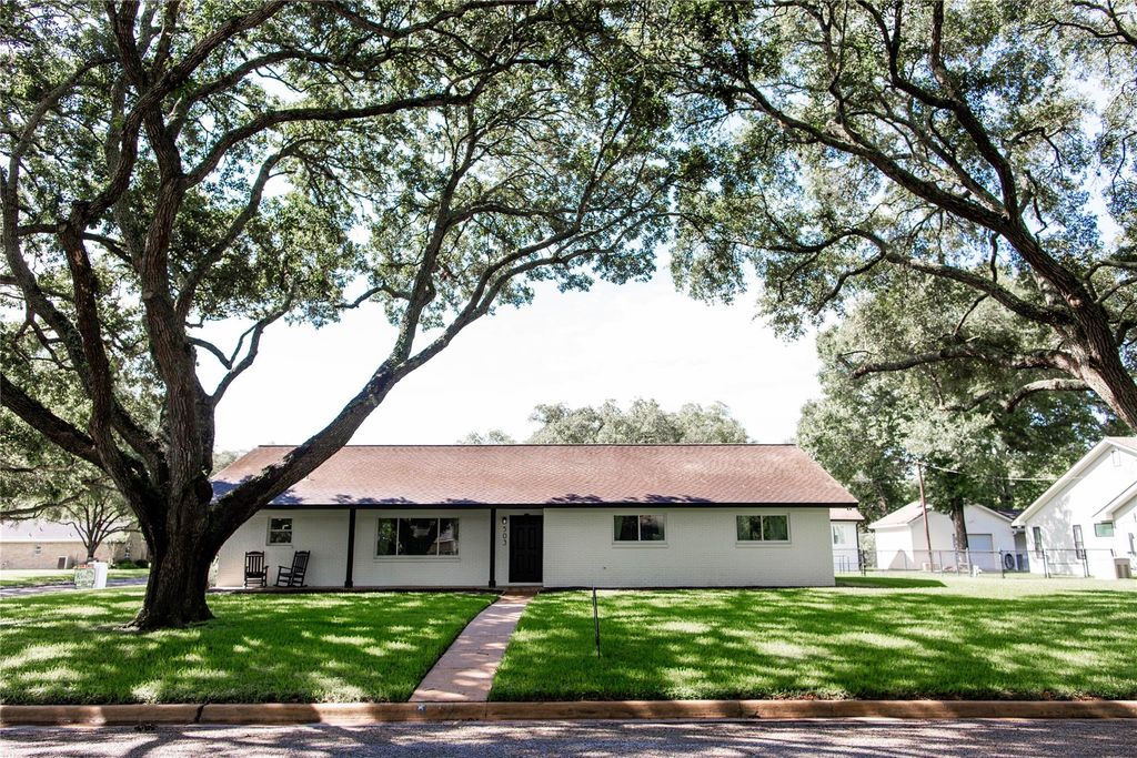 503 Maxine, East Bernard, TX 77435