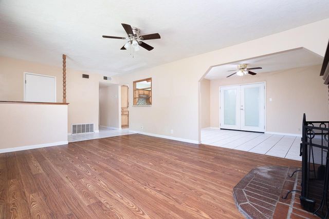 1048 Laurel Ave, Olivehurst, CA 95961