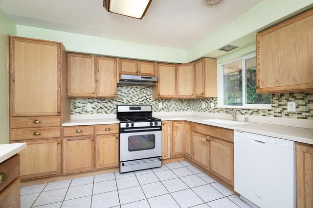 1048 Laurel Ave, Olivehurst, CA 95961