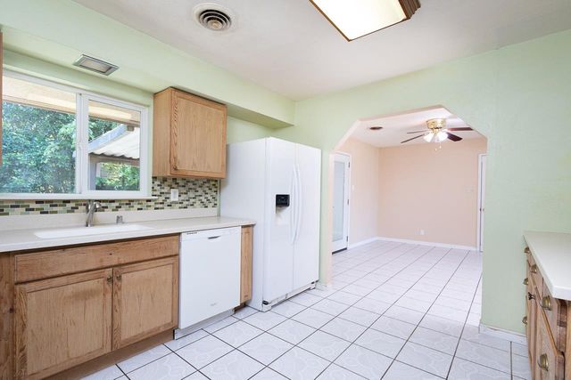 1048 Laurel Ave, Olivehurst, CA 95961