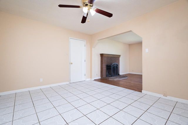 1048 Laurel Ave, Olivehurst, CA 95961