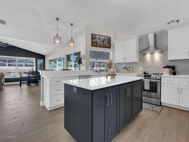 613 SE 19th LN, Cape Coral, FL 33990