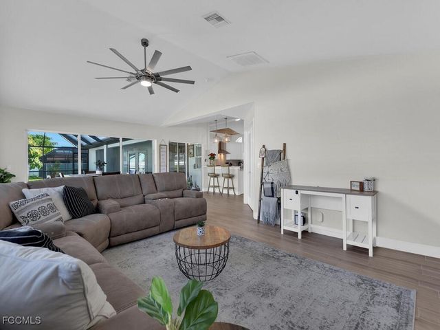 613 SE 19th LN, Cape Coral, FL 33990