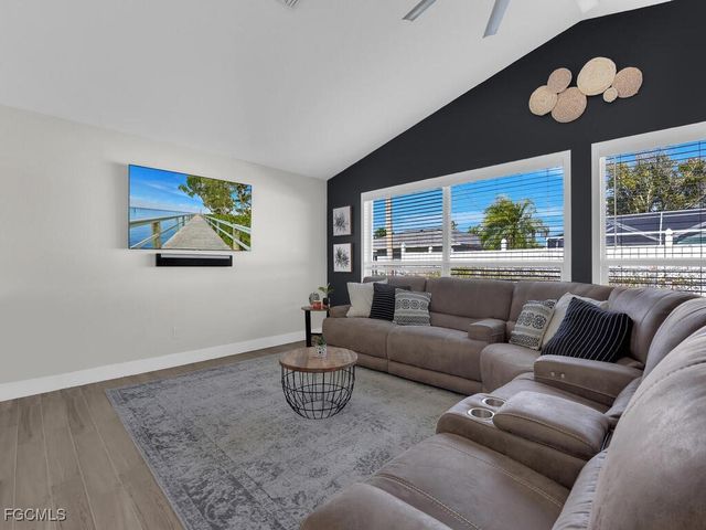 613 SE 19th LN, Cape Coral, FL 33990