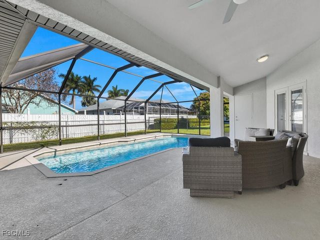 613 SE 19th LN, Cape Coral, FL 33990