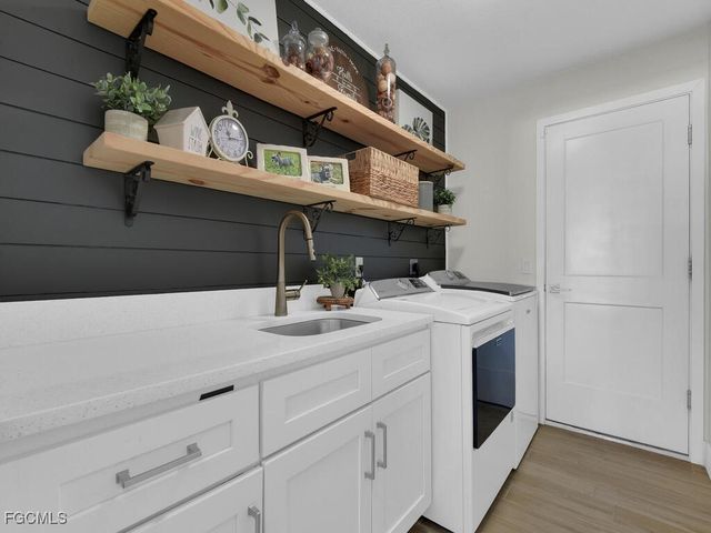 613 SE 19th LN, Cape Coral, FL 33990