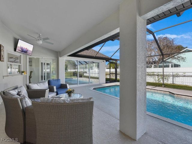 613 SE 19th LN, Cape Coral, FL 33990