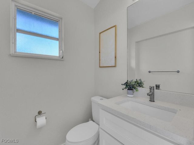 613 SE 19th LN, Cape Coral, FL 33990