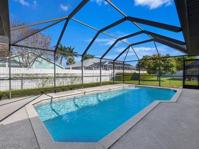 613 SE 19th LN, Cape Coral, FL 33990