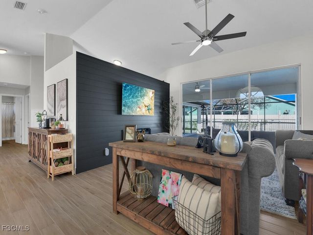 613 SE 19th LN, Cape Coral, FL 33990