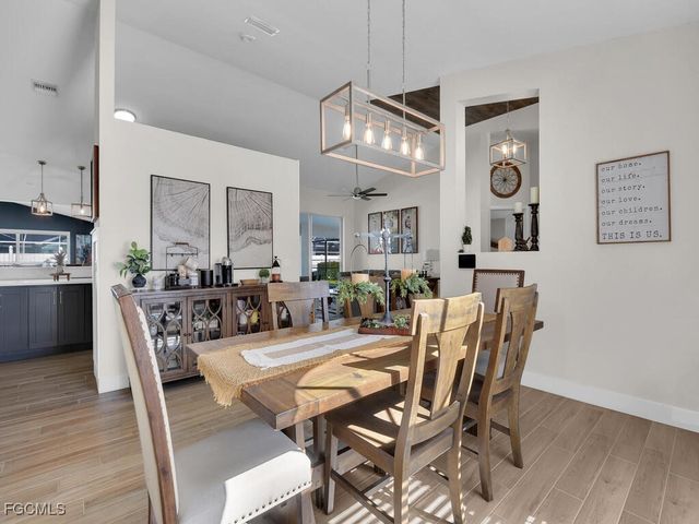 613 SE 19th LN, Cape Coral, FL 33990