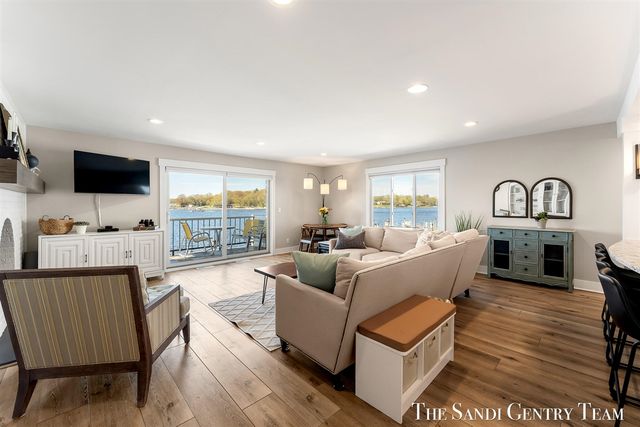400 Lakeview Court 28-E, Spring Lake, MI 49456