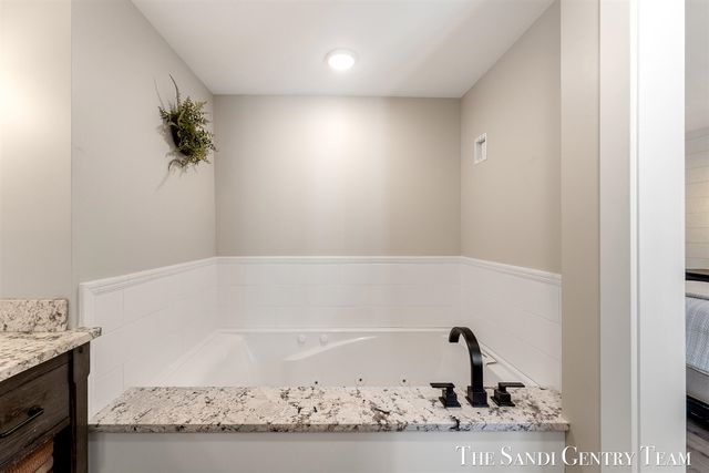 400 Lakeview Court 28-E, Spring Lake, MI 49456