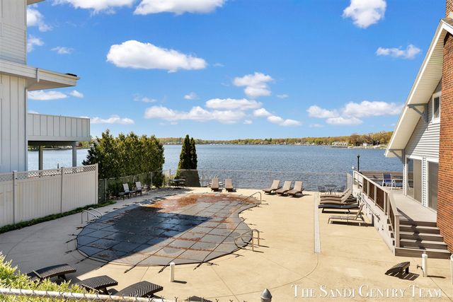 400 Lakeview Court 28-E, Spring Lake, MI 49456