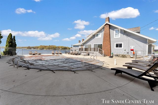 400 Lakeview Court 28-E, Spring Lake, MI 49456