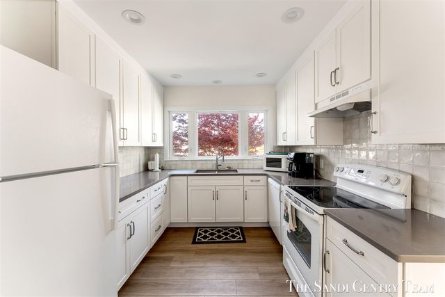 400 Lakeview Court 28-E, Spring Lake, MI 49456