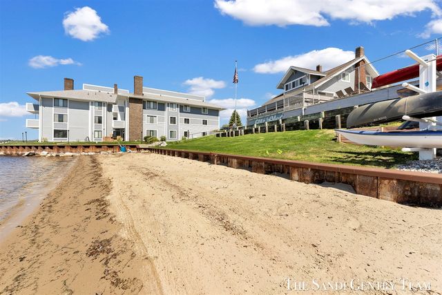 400 Lakeview Court 28-E, Spring Lake, MI 49456