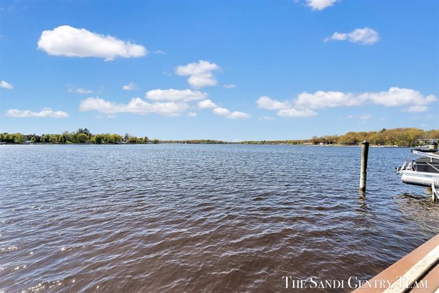 400 Lakeview Court 28-E, Spring Lake, MI 49456