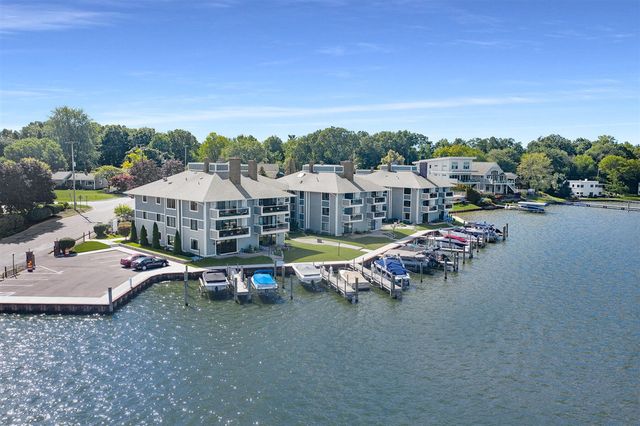 400 Lakeview Court 28-E, Spring Lake, MI 49456
