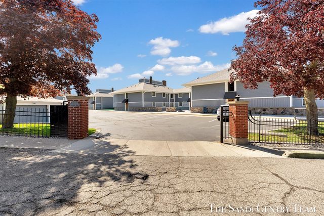 400 Lakeview Court 28-E, Spring Lake, MI 49456