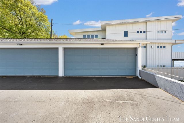 400 Lakeview Court 28-E, Spring Lake, MI 49456