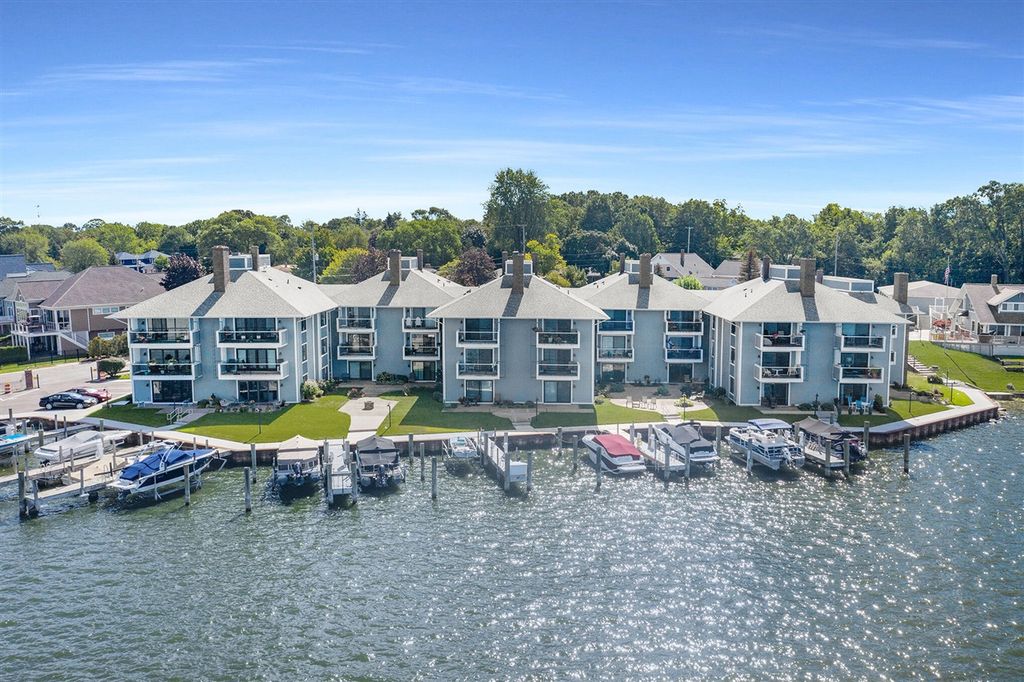 400 Lakeview Court 28-E, Spring Lake, MI 49456