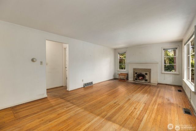 9525 7th Avenue NW, Seattle, WA 98117