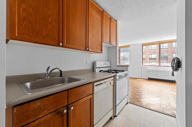 474 48th Ave Apt 9N, New York City, NY 11109