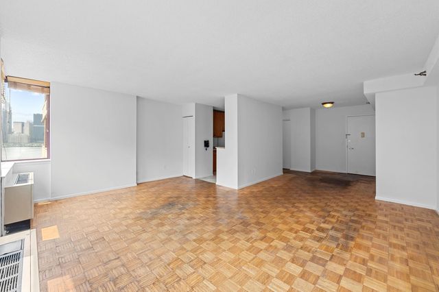 474 48th Ave Apt 9N, New York City, NY 11109